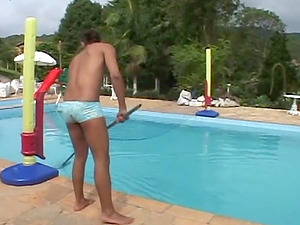 He makes the sexy pool boy arch over outdoors to fuck him in the bootie