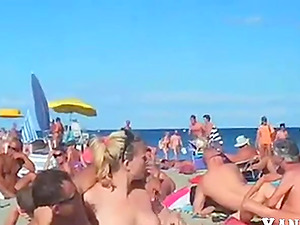 Sulla spiaggia la voglia è irrefrenabile